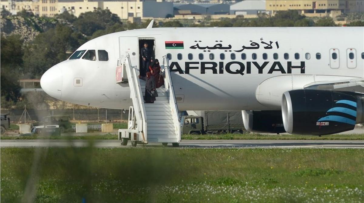 Pasajeros desembarcan del avión secuestrado