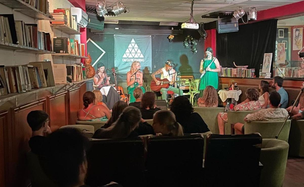 Im Café a Tres Bandas gibt es neben Billard auch ein Kulturprogramm.