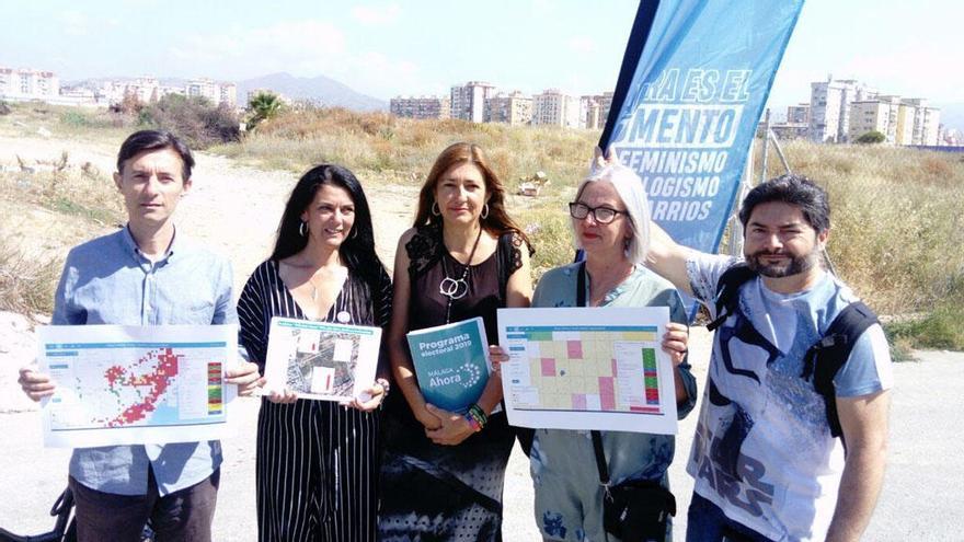Rosa Galindo, Ysabel Torralbo y otros miembros de Málaga Ahora, este jueves en los terrenos de Repsol.