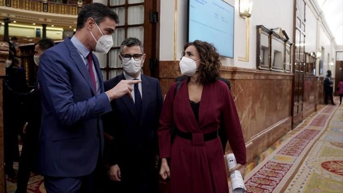 El presidente del Gobierno, Pedro Sánchez, con los ministros de la Presidencia y de Hacienda, Félix Bolaños y María Jesús Montero.