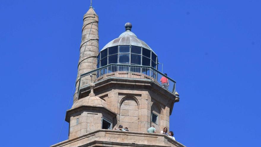 Visitantes de la ciudad en lo alto de la Torre de Hércules. |   // VÍCTOR ECHAVE