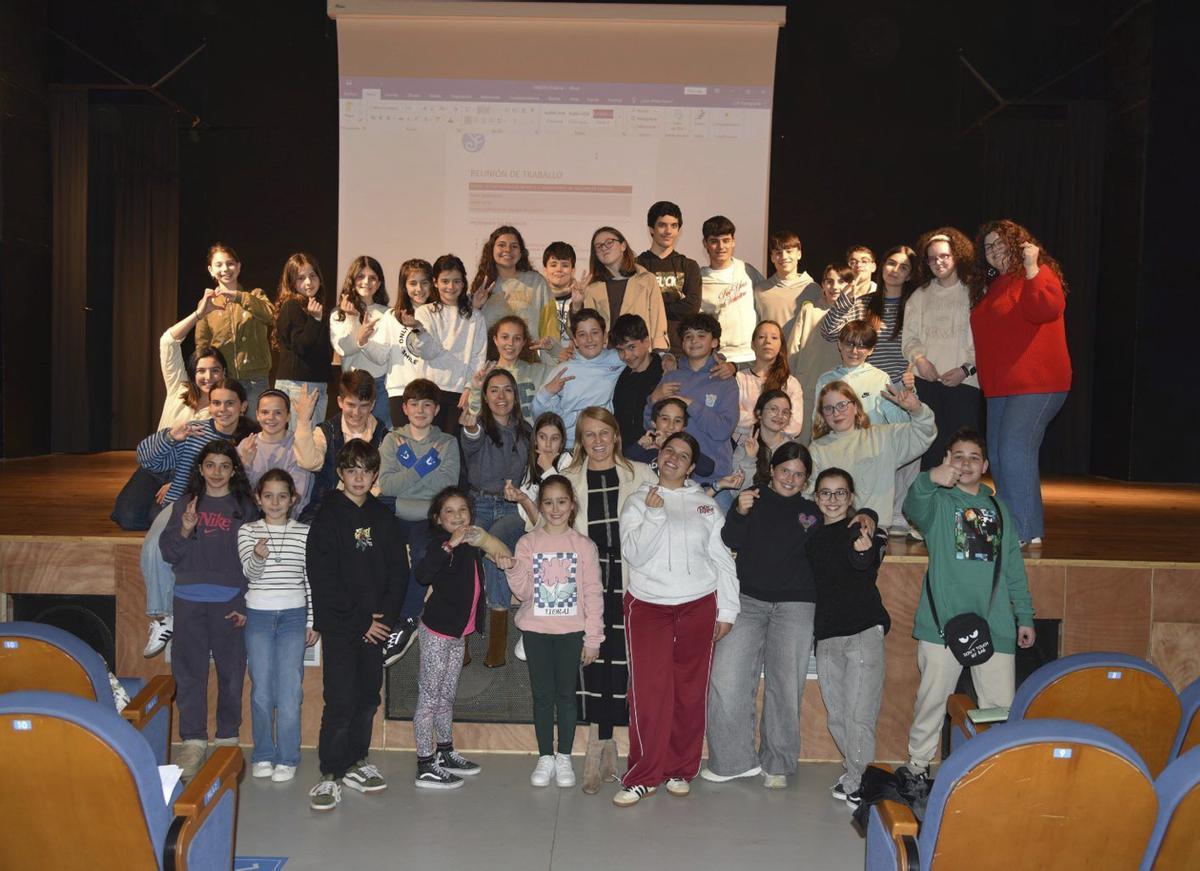 A alcaldesa, Loli Castiñeira, e a concelleira de benestar social, Selene González, co D.N.I..   | // D.P.