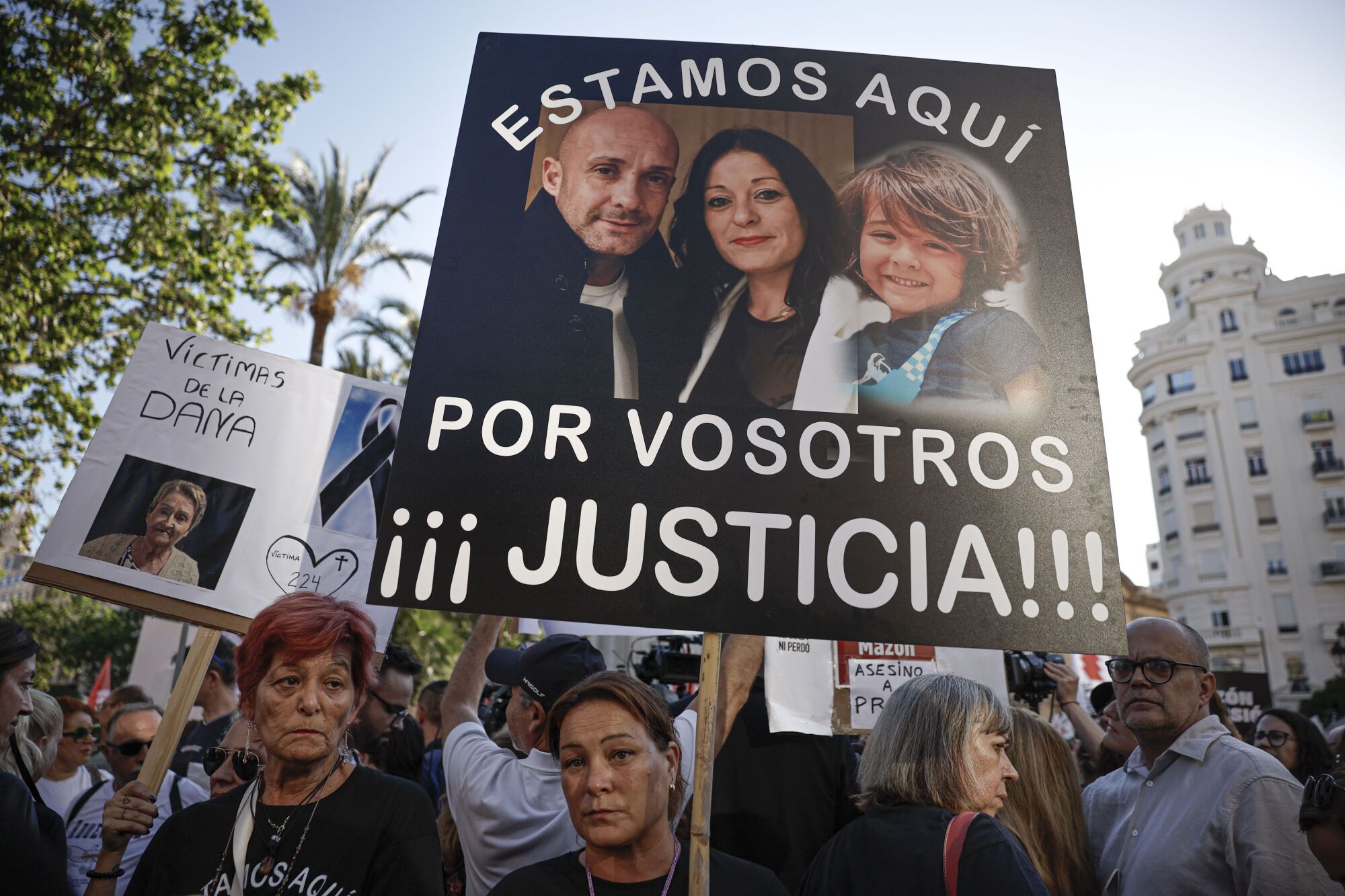 GRAFCVA7836. VALÈNCIA, 29/05/2025.- La séptima manifestación para pedir la dimisión del president de la Generalitat, Carlos Mazón, por su gestión de la dana del 29 de octubre, convocada por más de 200 entidades cívicas, sociales y sindicales, junto con las asociaciones de víctimas de la dana y los comités locales de emergencia y reconstrucción, reclama, en el día en el que se cumplen siete meses de la tragedia, "un trato digno para las personas afectadas, verdad y justicia". EFE/Biel Aliño