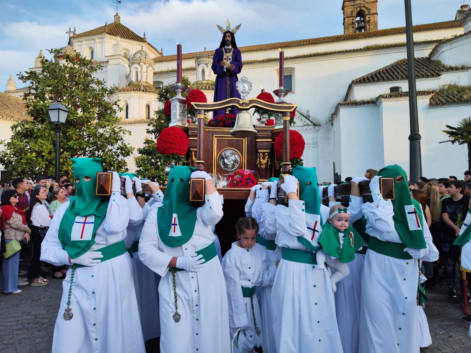 Palma del ´Rio,mujeres portadoras llevan al Cautivo, una de ellas portando a su bebé