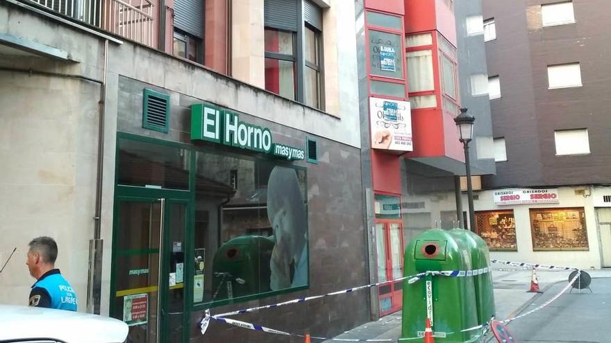 Herido un hombre al desprenderse parte de un alero en La Felguera