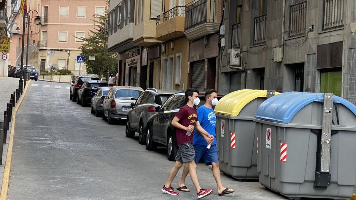 Contenedores de basura en una calle de Crevillent. | MATÍAS SEGARRA