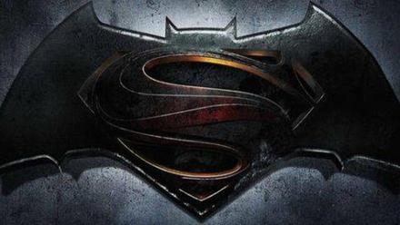 El conflicto del logo del Valencia versus Batman podría tener otro capítulo  con Supermán de testigo