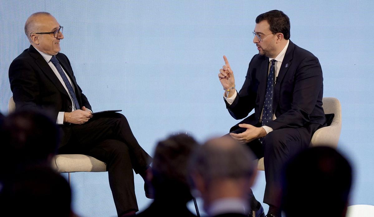 Ferran Boiza, director adjunto de ‘El Periódico’, y Adrián Barbón, presidente del Principado de Asturias, durante el diálogo ‘Asturias ante el reto de la vivienda: soluciones para las personas’