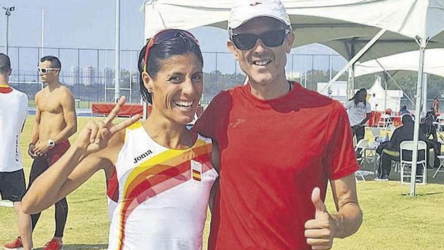 Alessandra Aguilar y su entrenador, Antonio Serrano, en la Villa.