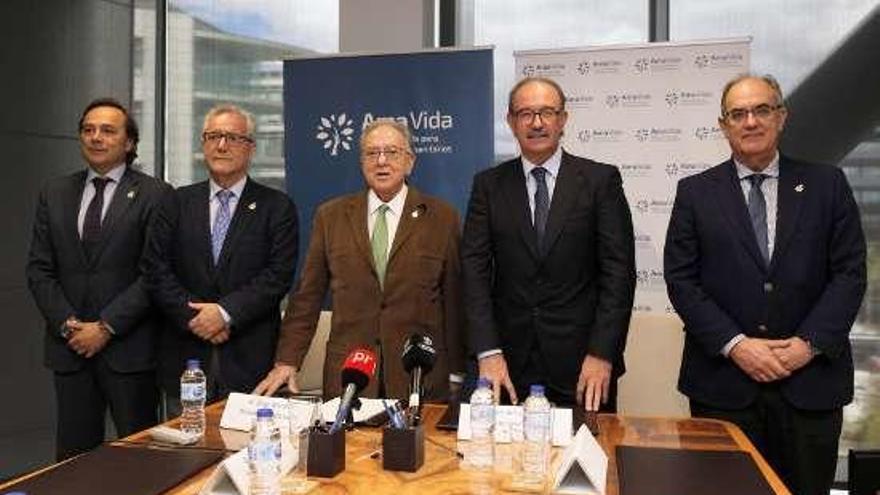 Murillo (3º i.), Ávila (4º i.) y Santos Villarino (d.), en la firma.