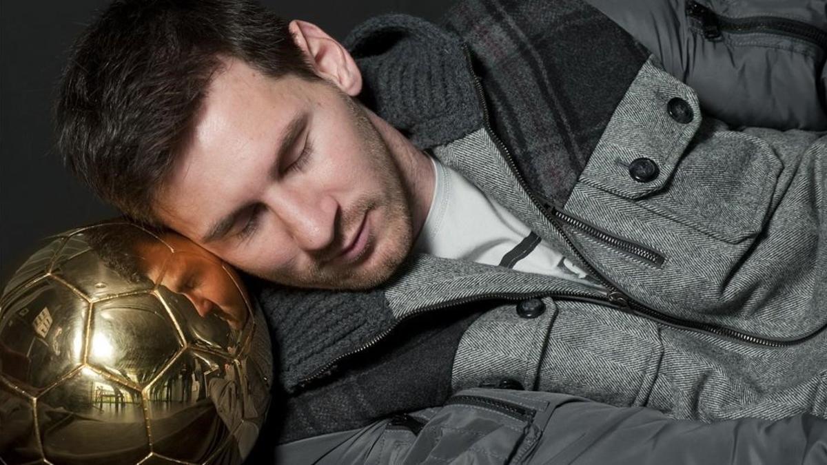 Entrevista con  Leo Messi cierra sus ojos sobre su cuarto balon de oro   Fotografia de Jordi Cotrina