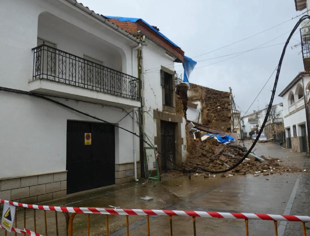Fotogalería | El antiguo colegio de las monjas de Aldeanueva de la Vera se derrumba Fotogalería | El antiguo colegio de las monjas de Aldeanueva de la Vera se derrumba