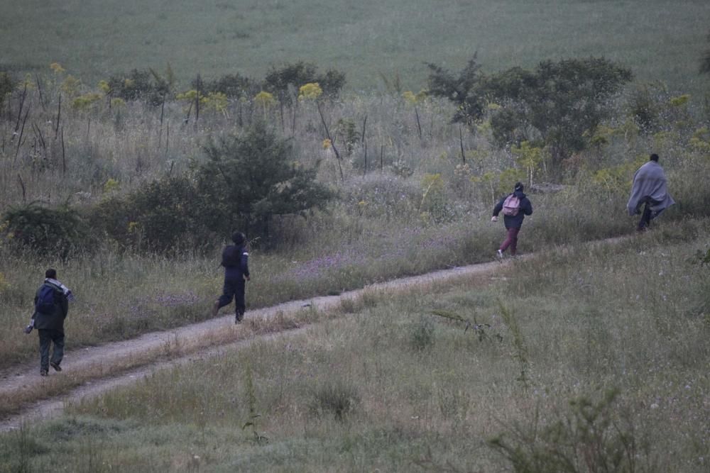 La policía griega comenzó esta mañana a desalojar el campamento improvisado de Idomeni, en la frontera con Macedonia, donde se encuentran más de 8.400 refugiados.