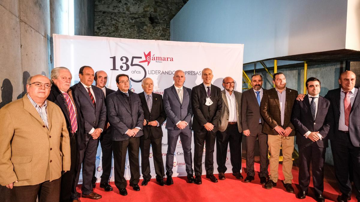 Grupo de empresarios en el photocall de la entrada al auditorio.