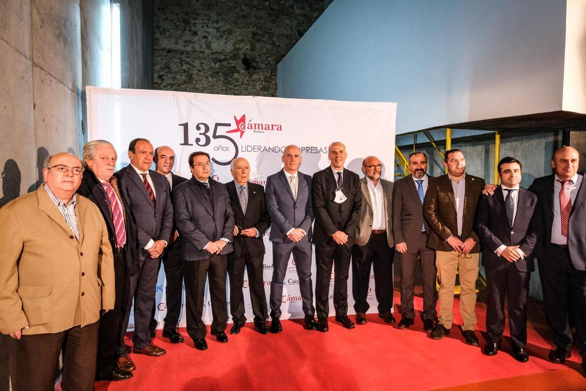 Grupo de empresarios en el photocall de la entrada al auditorio.