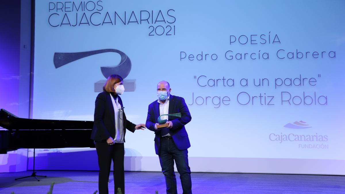 Entrega de algunos de los galardones de los Premios 2021, realizados en el acto que se celebró el pasado 17 de diciembre en el Espacio Cultural CajaCanarias de Santa Cruz de Tenerife.