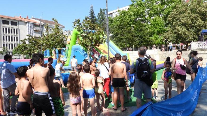 Juegos de agua en el Xardín do Posío para refrescar las fiestas de Ourense