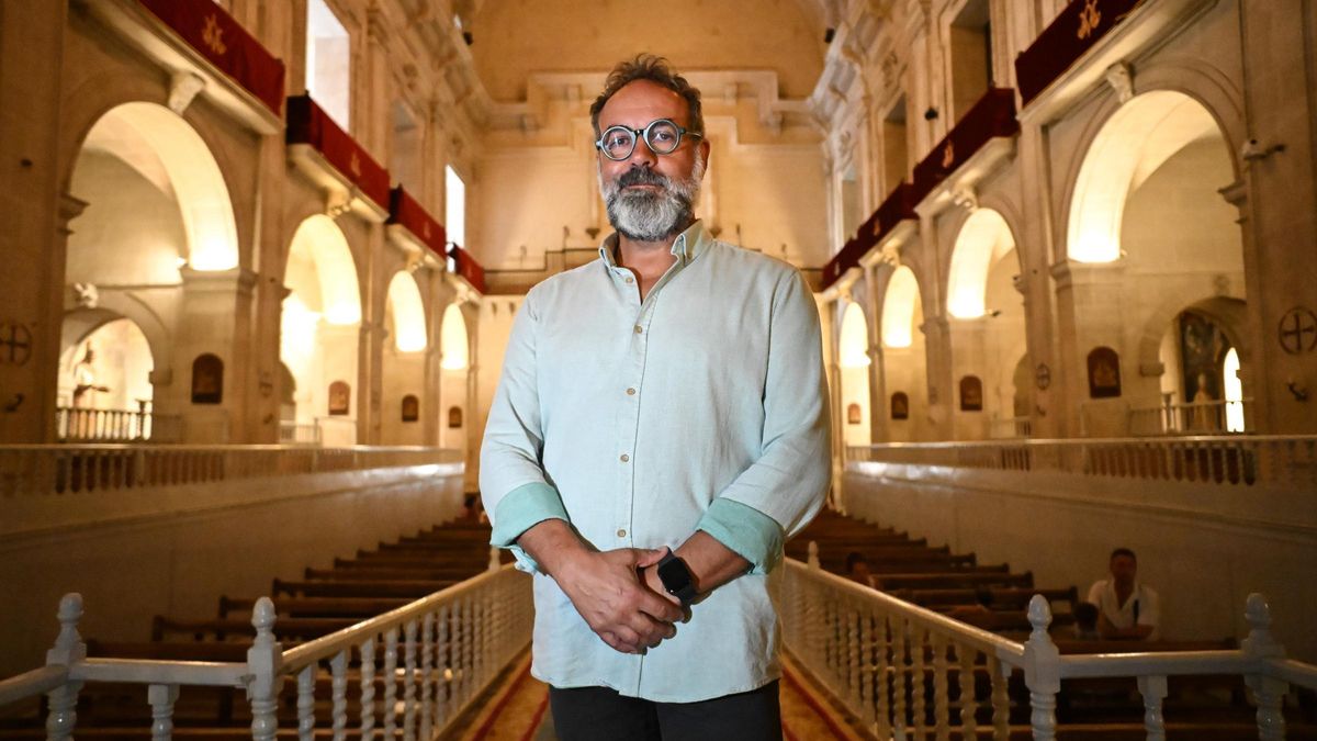 Francisco Javier Gonzálvez, mestre de Capella, en uno de los ensayos celebrándose en la Basílica de Santa María.|