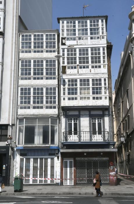 Caen cascotes de un edificio en los Cantones