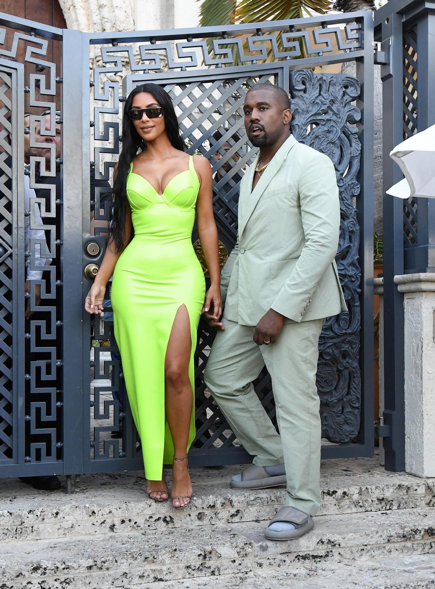 Kim Kardashian y Kanye West a su llegada a una boda