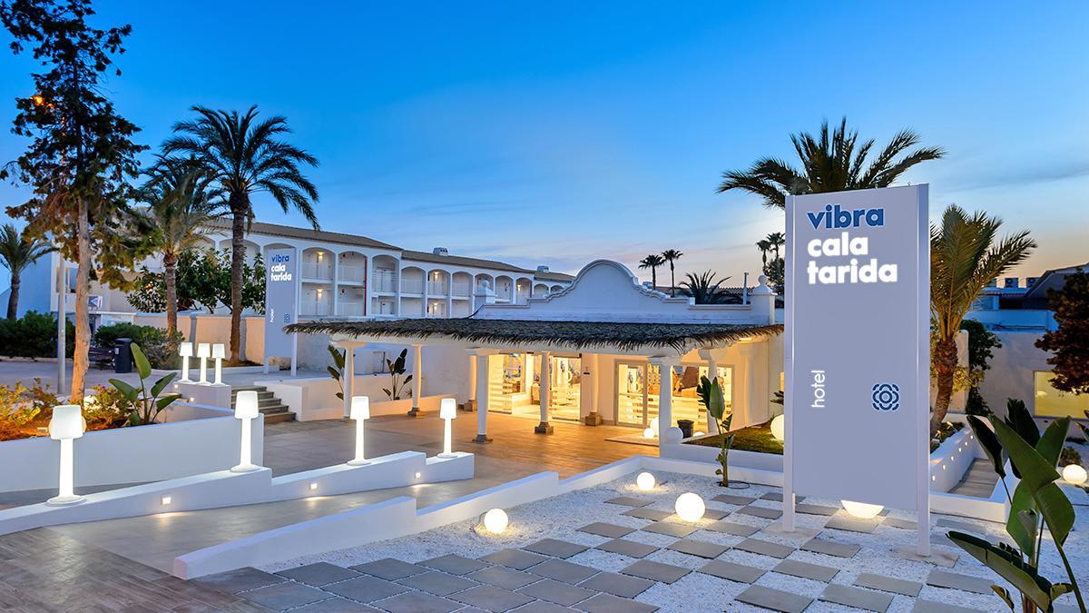 La nueva identidad de marca Vibra Hotels aplicada al Hotel Cala Tarida de Eivissa.