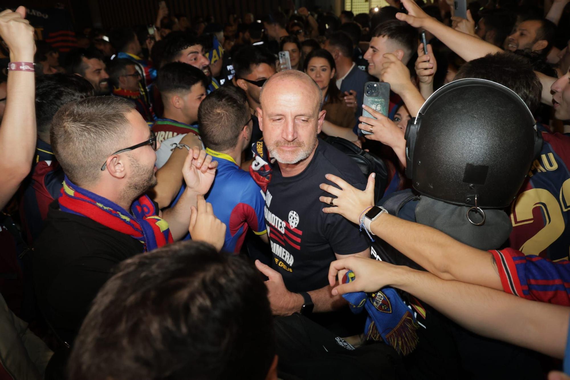 El Levante Ud llega a València tras conseguir el ascenso en Burgos