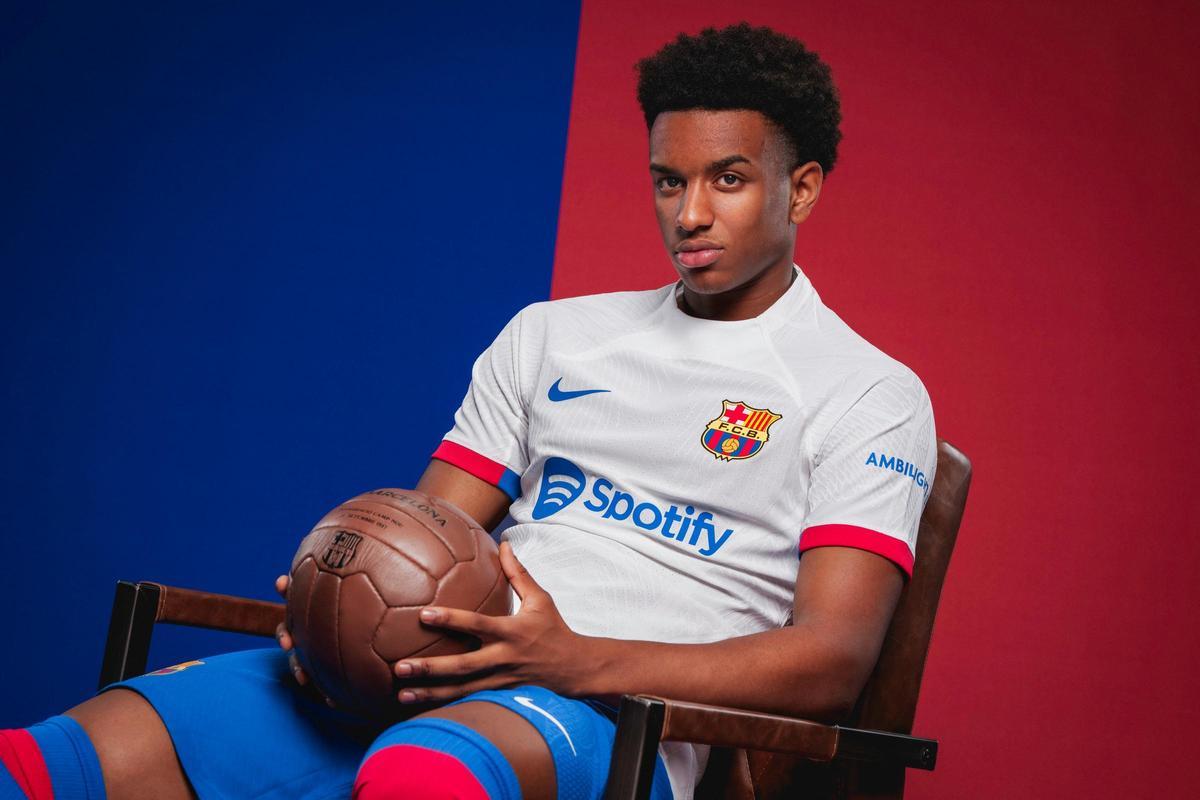 ¡Así luce la rompedora nueva camiseta blanca del Barça!