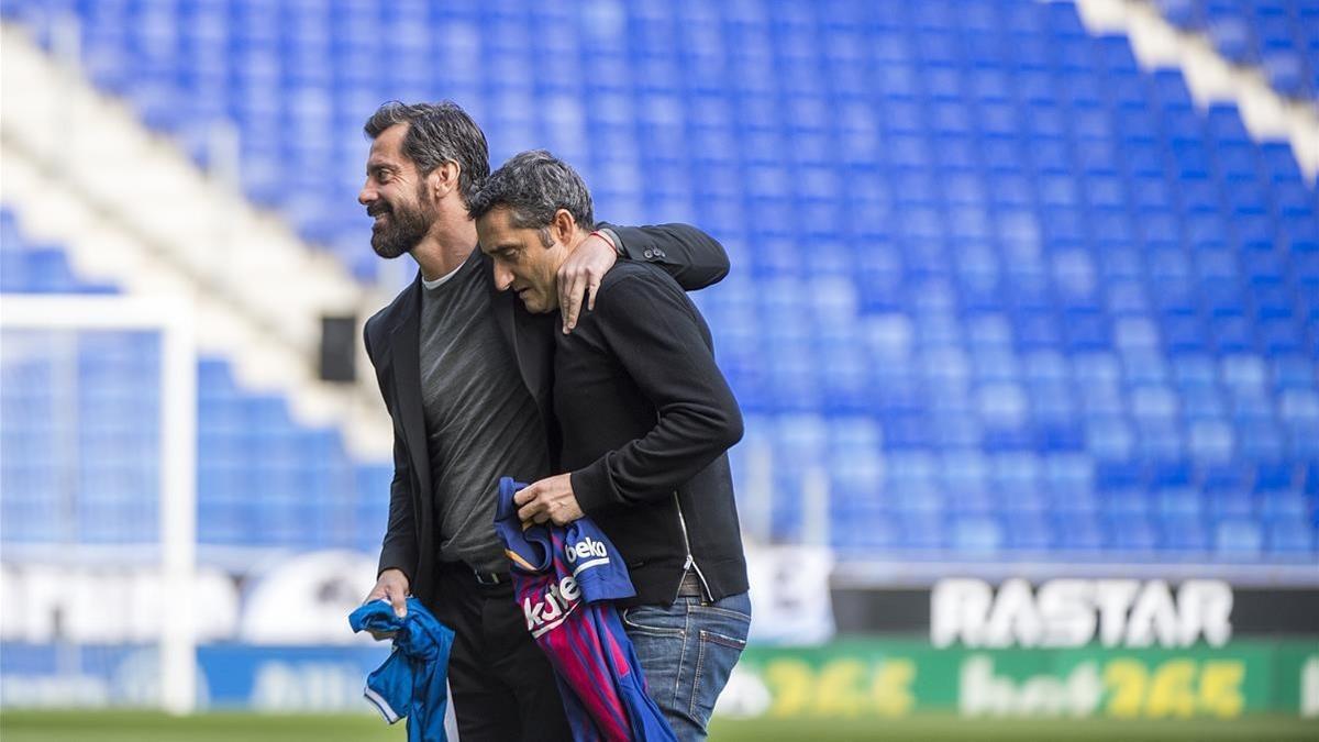 Quique y Valverde, en el estadio de Cornellà antes del derbi de Liga.