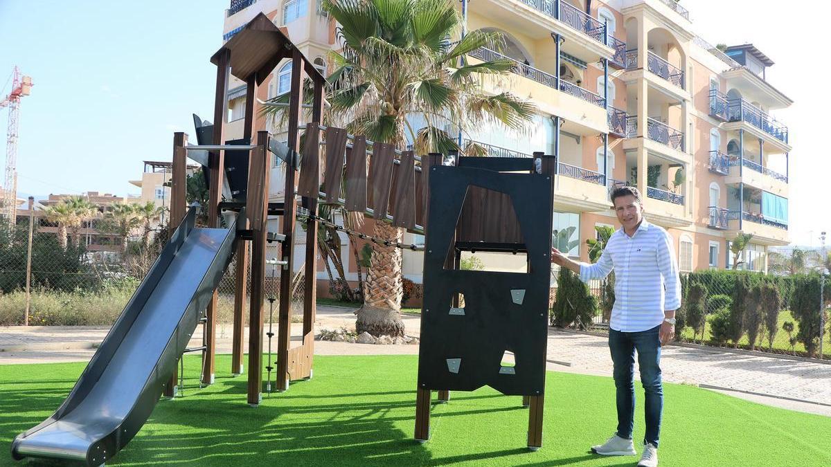 El Ayuntamiento de Torrox está mejorando los parques infantiles del municipio.