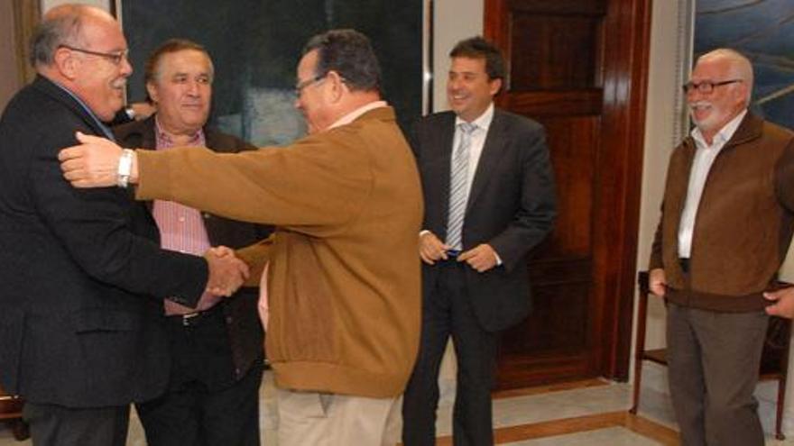 El director general de Opcsa, Juan Pérez (izquierda), saluda a los transportistas, ayer, junto a Luis Ibarra. i  SANTI BLANCO