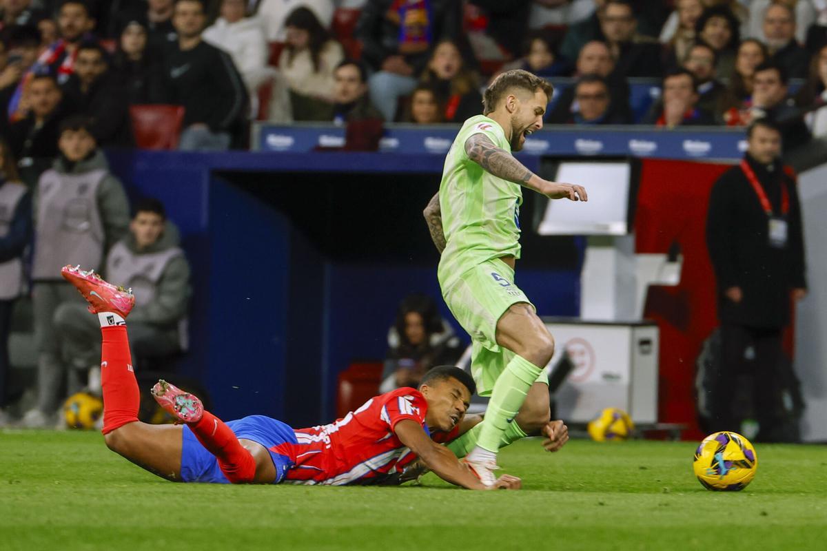 Reinildo cae ante Iñigo durante el Atlético-Barcelona en el estadio Metropolitano.