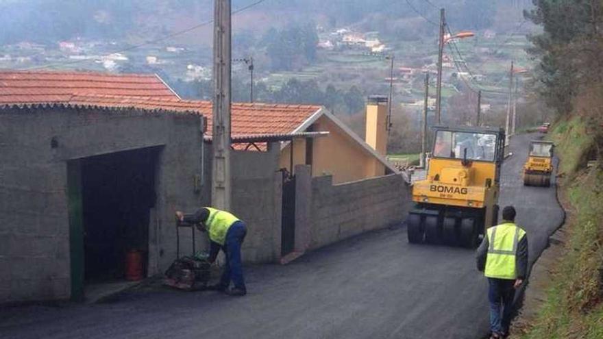 Obras en el vial de Aniñada, en Mogor. // S.A.