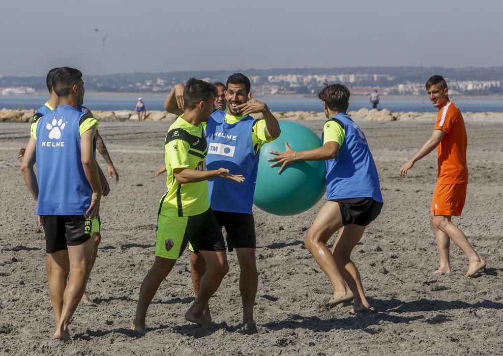 El equipo ha llevado a cabo una distendida sesión de trabajo a la orilla del mar con la única ausencia de Manuel Sánchez