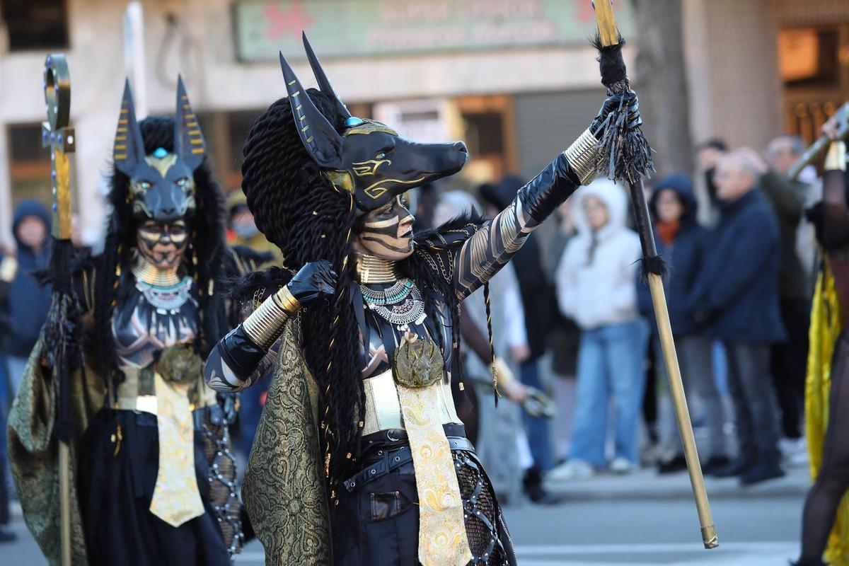 Miles de personas han vuelto a disfrutar del desfile de Carnaval de Toledo que ha llenado de color las calles de la ciudad