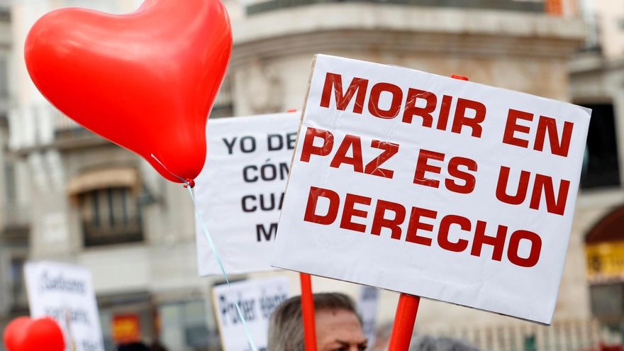 Miembros de la asociación Derecho a Morir Dignamente en una concentración en la Puerta del Sol a favor de la aprobación de la ley de eutanasia. EFE/ Chema Moya