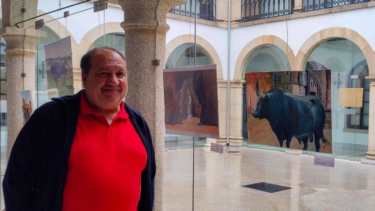 Manuel Rivas, junto a una de sus acuarelas expuestas en el Patio de Cristal del ayuntamiento.