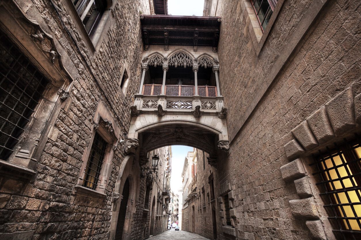 La carrer del Bisbe con el puente homónimo se encuentra en el barrio gótico de Barcelona.