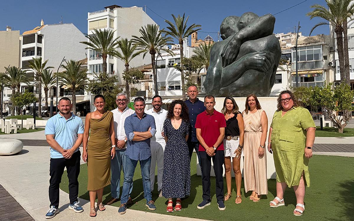 El Equipo de Gobierno de Altea celebra la aprobación del PGE en el mismo lugar donde firmaron la coalición Compromis-PSOE en 2023.