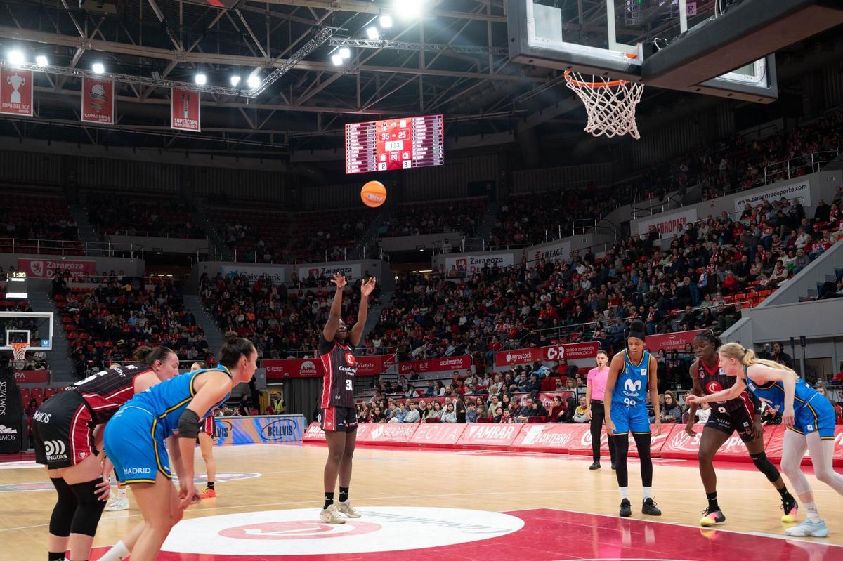 Aminata Gueye, antes de tirar a canasta en el partido contra Movistar Estudiantes en el Príncipe Felipe.