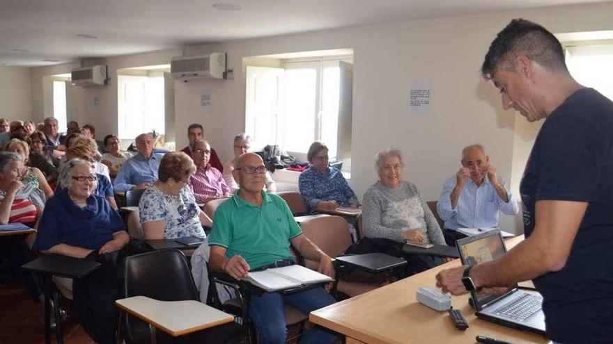 Algunos de los alumnos en el primer día del nuevo curso, en un aula del Centro Cultural Soledad González.