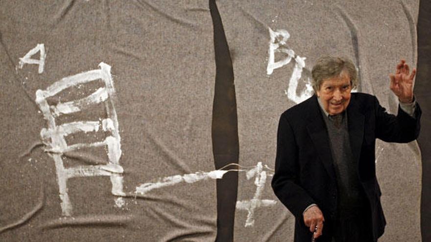 Antoni Tàpies posa ante una de sus obras en la reapertura de la sede de la Fundación Antoni Tàpies, ayer en Barcelona.  // Efe