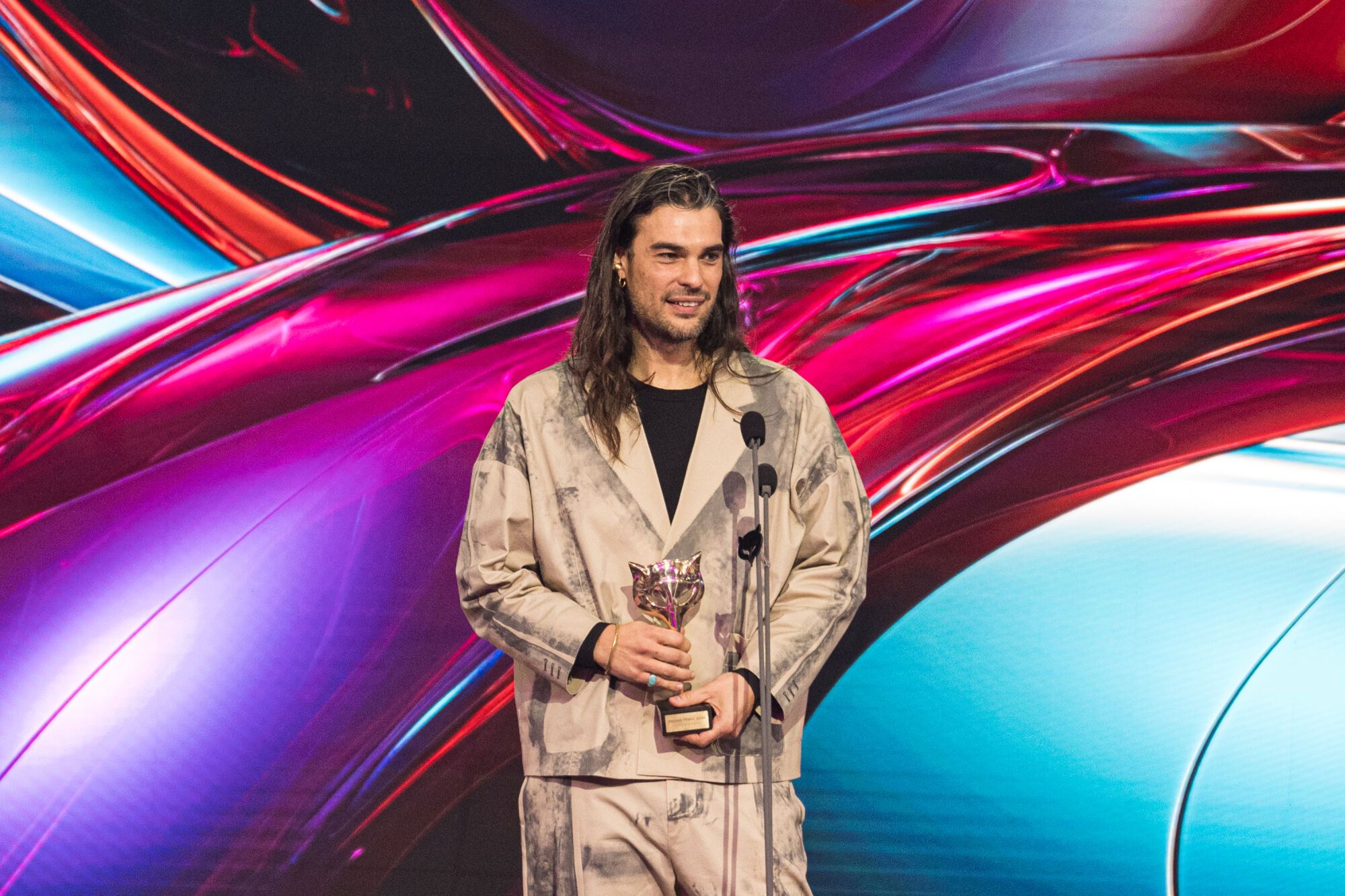 El director de cine, Oliver Laxe, durante la gala de entrega de los Premios Feroz 2026, en el Pazo da Cultura, a 24 de enero de 2026, en Pontevedra, Galicia (España). Los Premios Feroz son entregados de manera anual por la Asociación de Informadores Cinematográficos de España desde 2014, con el objetivo de destacar lo mejor de la producción audiovisual del año, tanto en cine como en televisión. 24 ENERO 2026 Elena Fernández / Europa Press 24/01/2026. Oliver Laxe;Elena Fernández;category_code_sho;
