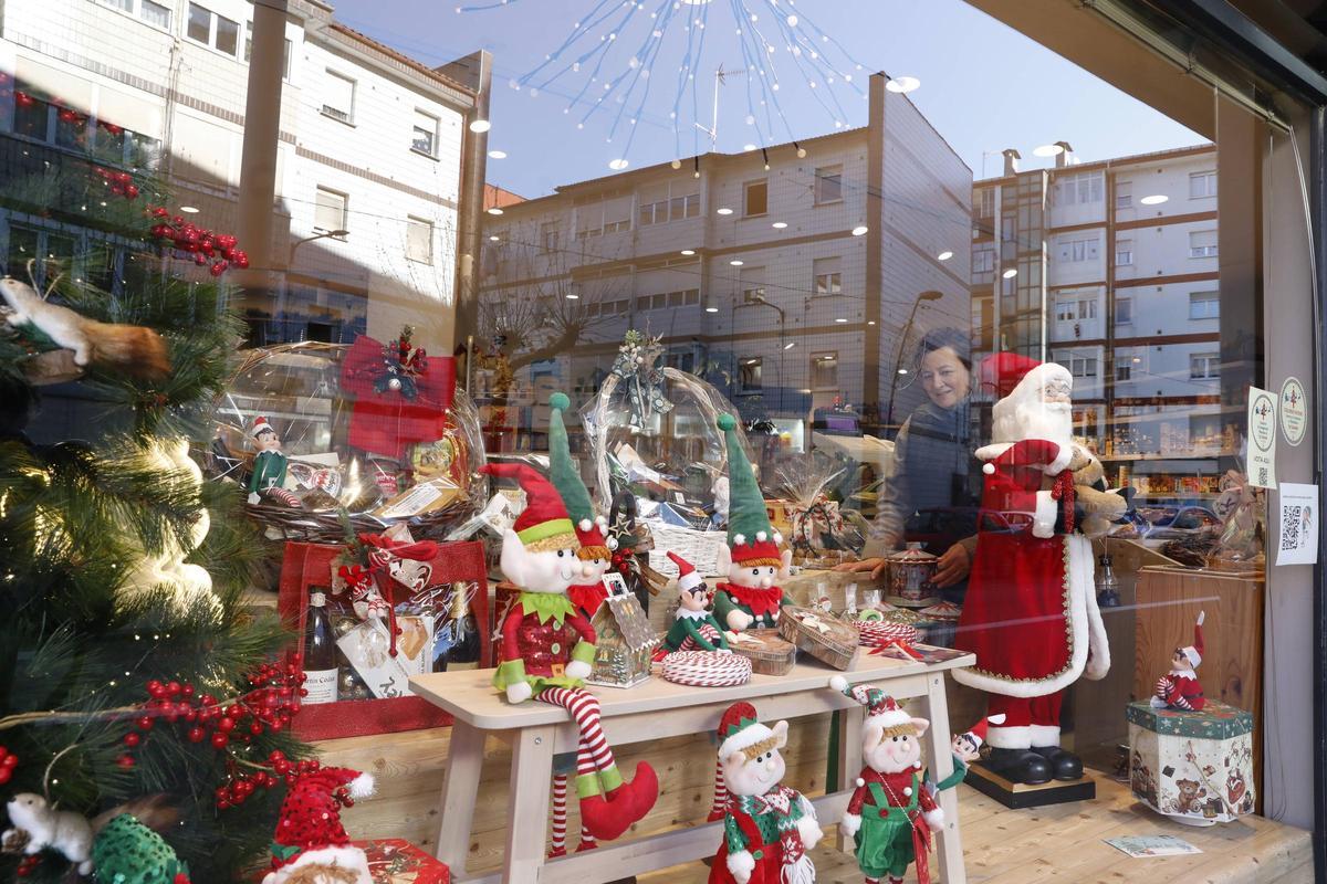Los comercios de La Calzada animan la Navidad con sus escaparates de concurso (en imágenes)