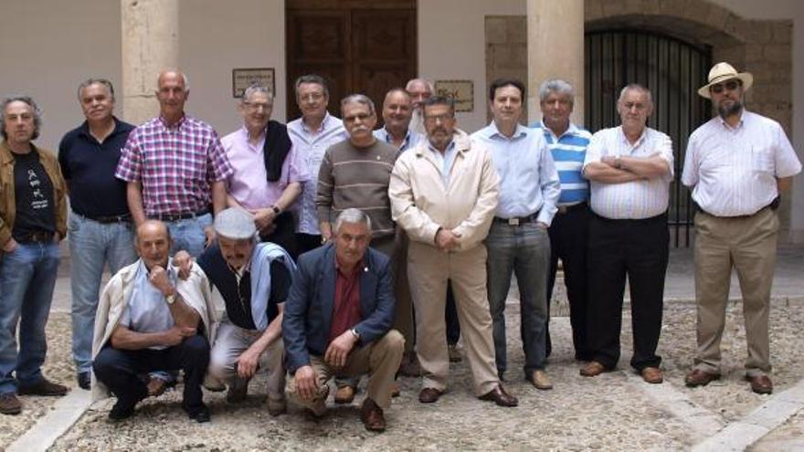 El grupo de      antiguos       alumnos en el  patio del que fue su colegio.