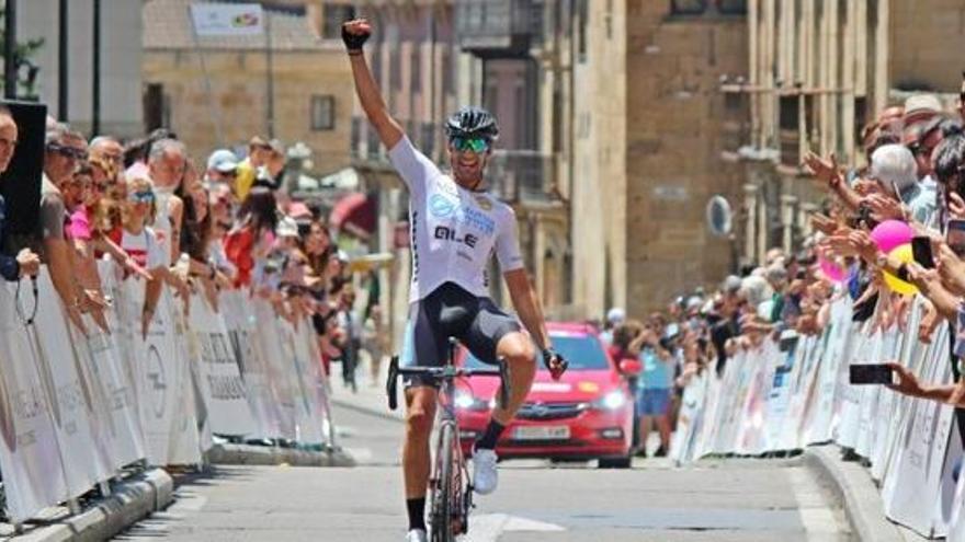 Felipe Orts levanta los brazos tras ganas la tercera etapa de la Vuelta a Salamanca