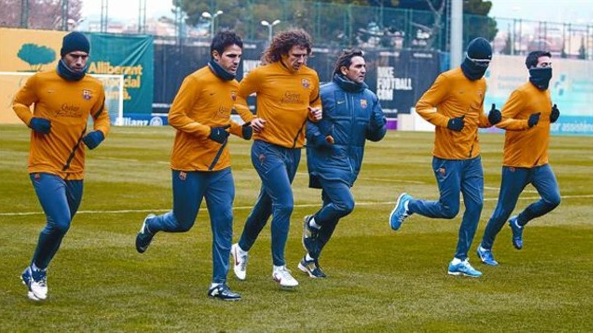 Mascherano, Cesc, Puyol, Buenaventura (preparador físico), Busquets y Cuenca, en el entrernamiento de ayer en Sant Joan Despí.