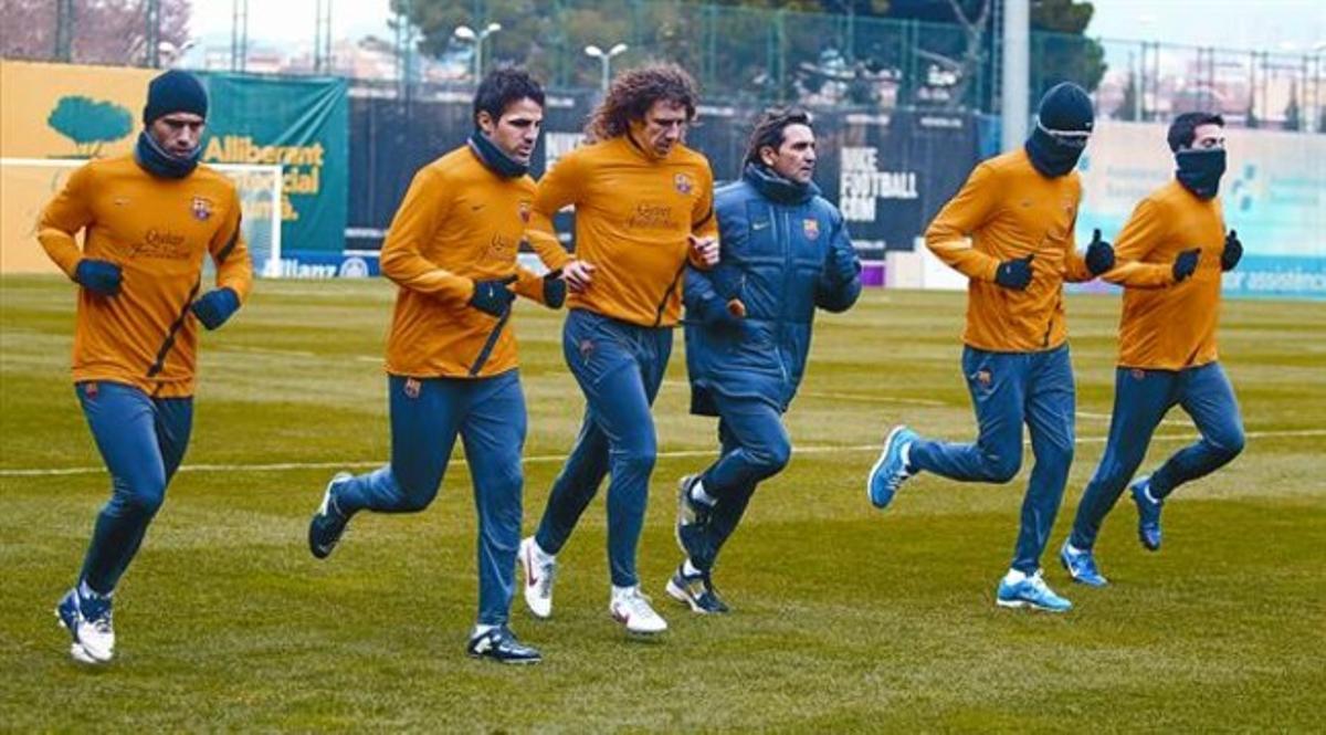 Mascherano, Cesc, Puyol, Buenaventura (preparador físic), Busquets i Cuenca, en l’entrenament d’ahir a Sant Joan Despí.