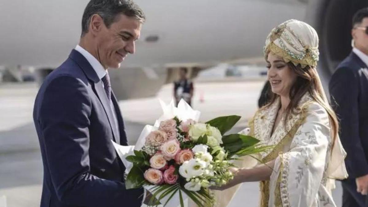 El protocolo turco tenía preparado un ramo de flores para Begoña Gómez en Ankara.