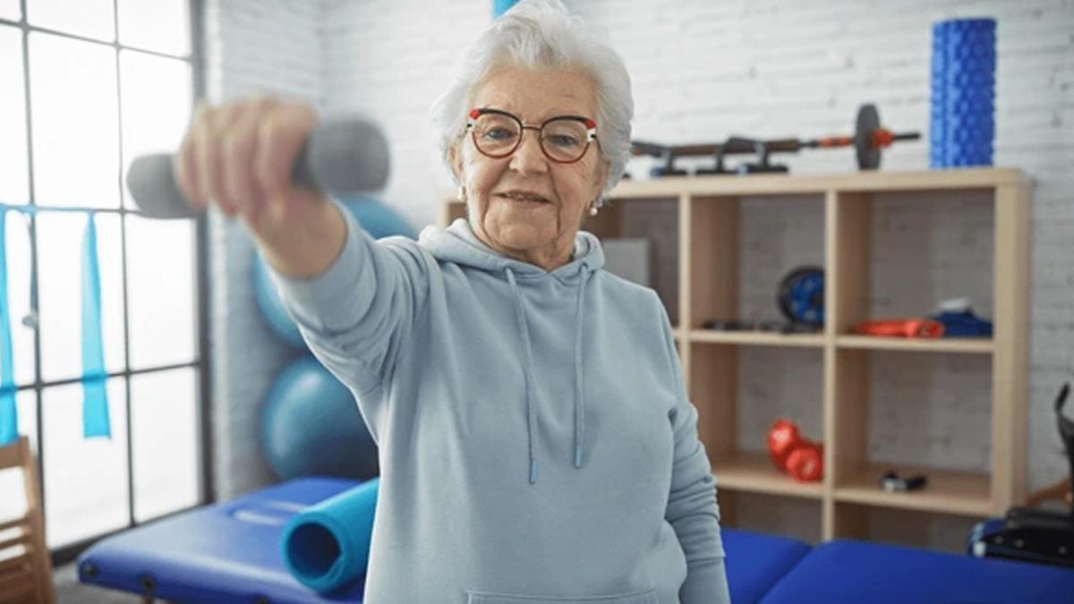 Mujer mayor haciendo ejercicio