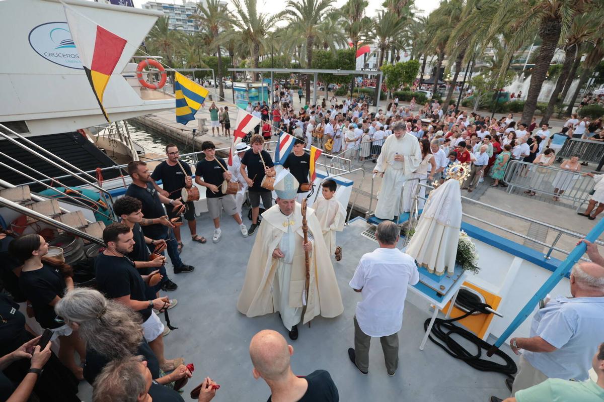 Imágenes de la procesión en honor a la Virgen del Carmen en Sant Antoni